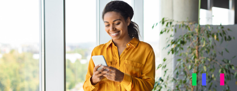 Mulher sorridente usando o celular.