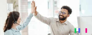 Homem e mulher colegas de trabalho batendo as mãos no alto