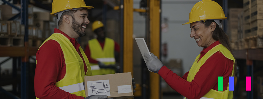 Trabalhadores analisando a logística de entrega no tablet