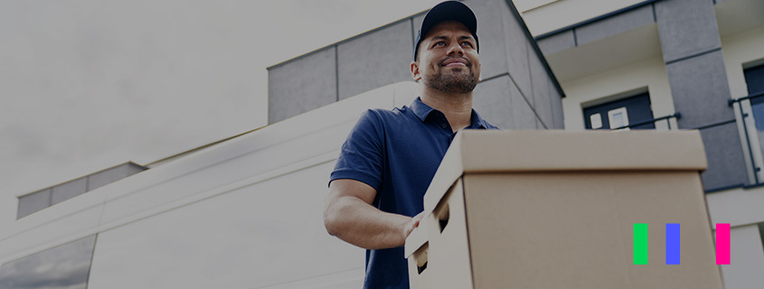 Homem carregando caixa de papelão