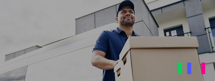 Homem carregando caixa de papelão