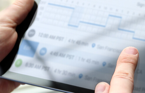 Pessoa analisando dados em um tablet
