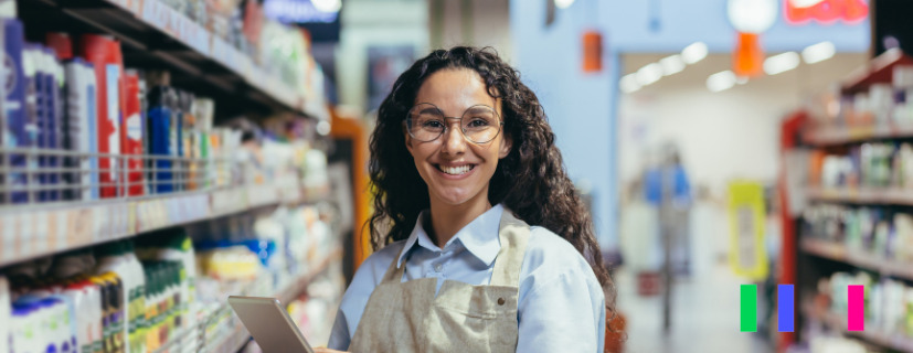 Mulher no corredor do supermercado