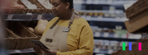 Promotora de vendas vendo conferindo o PDV do supermercado com o aplicativo de trade marketing
