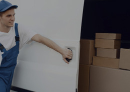 Imagem de um homem fechando a porta de um furgão cheio de encomendas