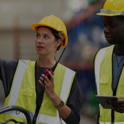 Homem e mulher dentro de um galpão logístico