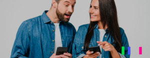 Imagem de um homem e uma mulher mexendo em seus celulares