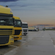 Imagem de vários caminhões estacionados
