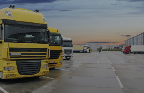 Imagem de vários caminhões estacionados