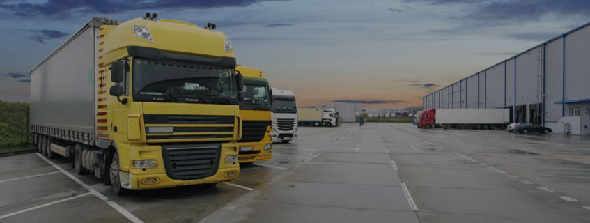 Imagem de vários caminhões estacionados. Logística expressa reversa.