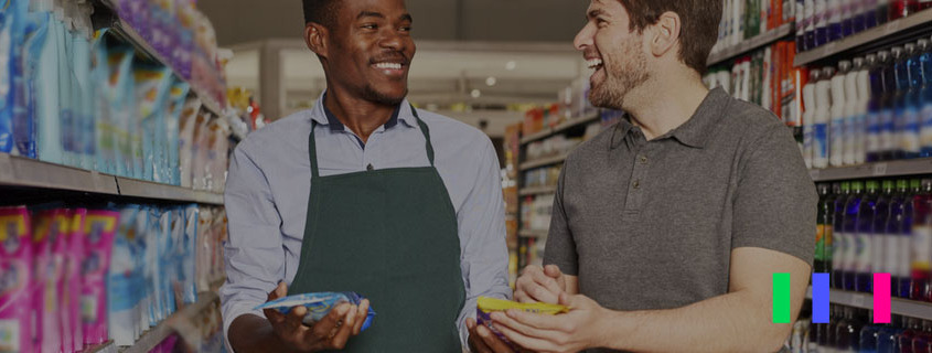 Imagem de dois homens conversando em uma supermercado