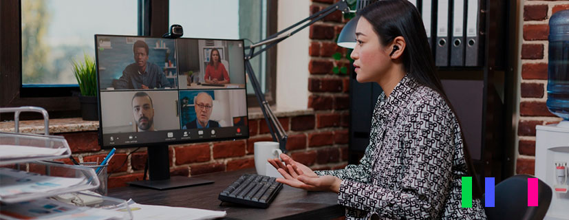 Imagem de uma mulher em frente ao computador em uma videoconferencia