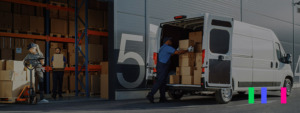 imagem de um homem colocando caixasr atras de uma van