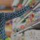 Imagem de um homem em um supermercado conferindo a prateleira