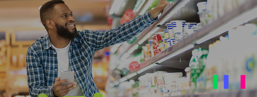 Imagem de um homem em um supermercado conferindo a prateleira