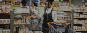 Imagem de mulher em um corredor de um supermercado