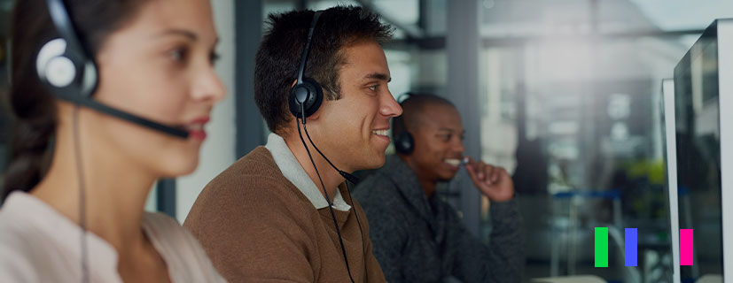 Pessoas atendendo em call center