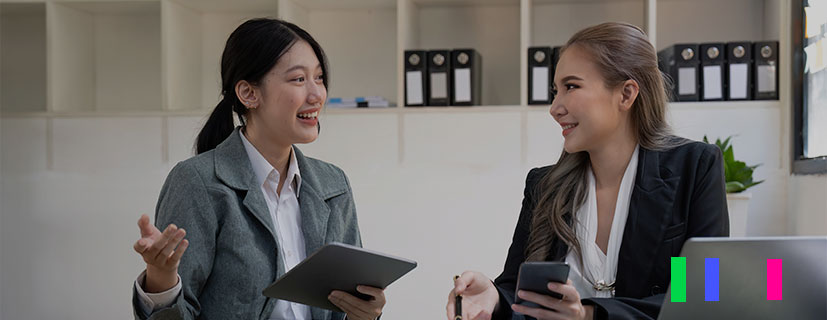 Duas mulheres conversando no escritório e fazendo a análise dados no atacado distribuidor