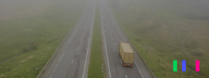 imagem superior de uma estrada com um caminhão