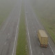 imagem superior de uma estrada com um caminhão