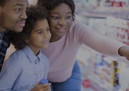 Imagem de família olhando o PDV na Black friday