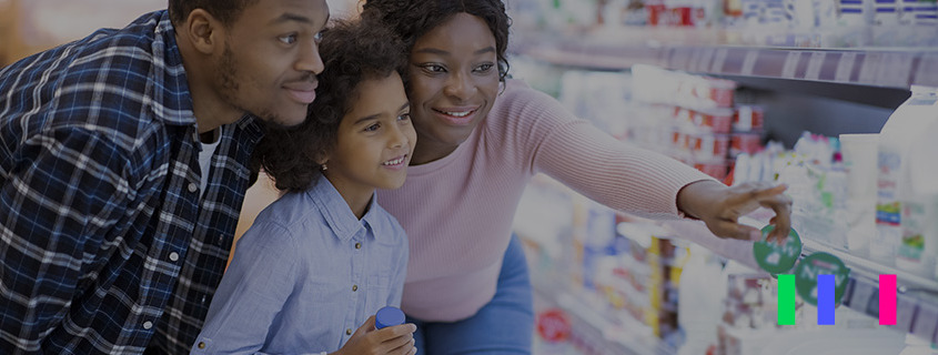 Imagem de família olhando o PDV na Black friday