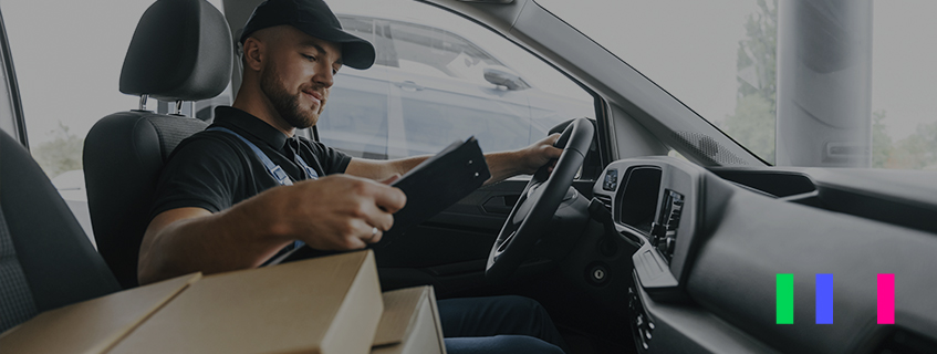 Motorista dentro do caminhão analisando a rota de entrega