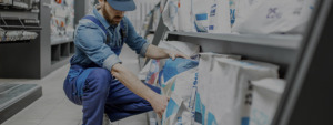 Cash and Carry - homem analisando estoque