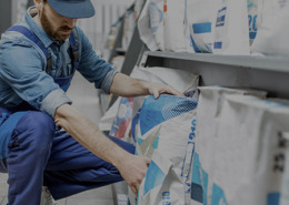 Cash and Carry - homem analisando estoque