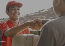 Entregador entregando caixa com a encomenda para o cliente