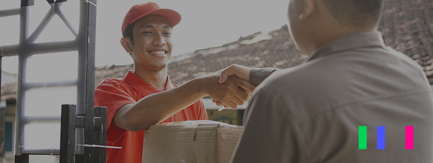 Entregador entregando caixa com a encomenda para o cliente