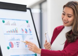 Mulher apresentando dados em um gráfico