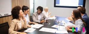 Pessoas diversificadas sentadas em volta de uma mesa de reunião