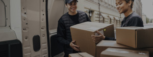 Homem e mulher carregando caixas para entrega