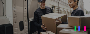 Homem e mulher carregando caixas para entrega