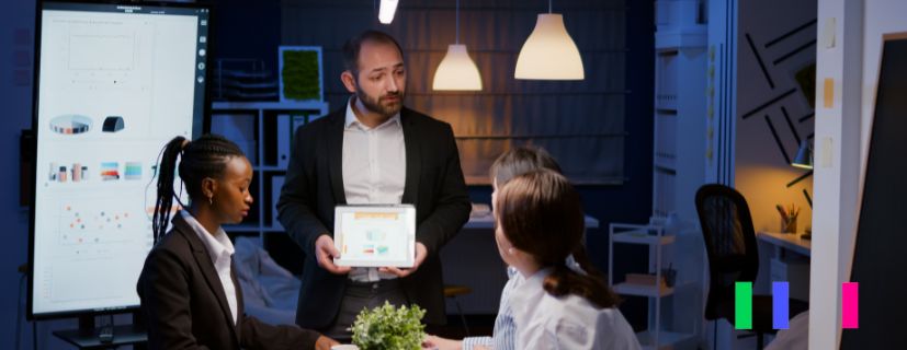 Equipe de profissionais na sala de reunião no escritório