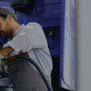 Homem abastecendo um automóvel