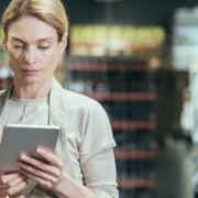 Promotora de vendas segurando um tablet.