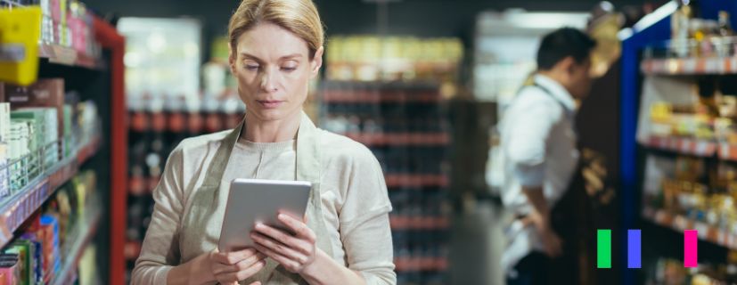 Promotora de vendas segurando um tablet.