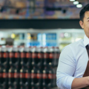 Homem trabalhando em supermercado.