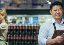 Homem trabalhando em supermercado.