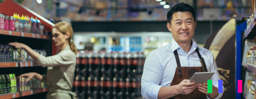 Homem trabalhando em supermercado.