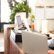 Mulher com avental usando um notebook