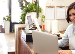 Mulher com avental usando um notebook