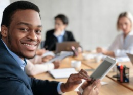 Homem de terno usando um tablet.