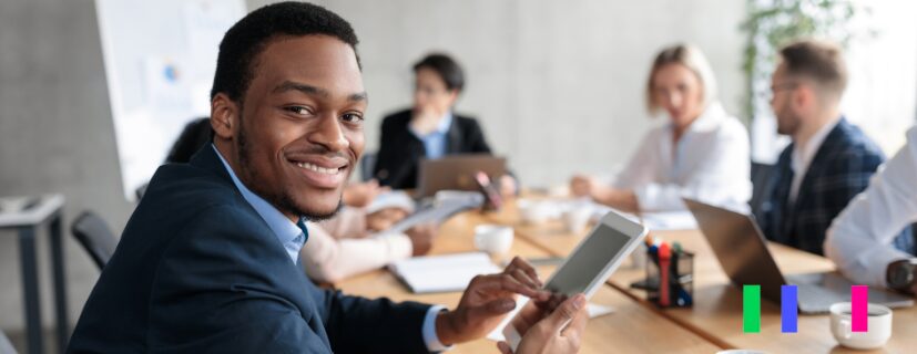 Homem de terno usando um tablet.