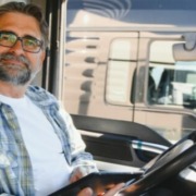 Motorista segurando um tablet
