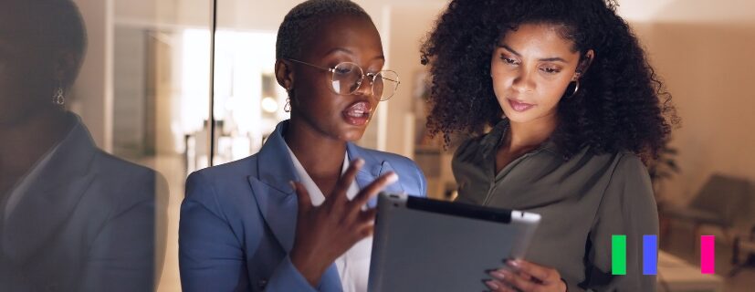 Duas mulheres usando um tablet