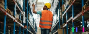 Homem em galpão em distribuidora