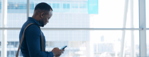 Homem de terno usando um celular.
